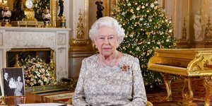 Η βασίλισσα Ελισάβετ στο παλάτι με φόντο το χριστουγεννιάτικο δέντρο 
