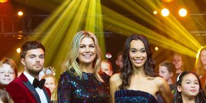 Η βασίλισσα Μάξιμα με φόρεμα παγιέτα χαμογελά