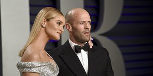 Η Ρόζι Χάντινγκτον και ο Τζέισον Στέιθαμ με παπιγιόν 