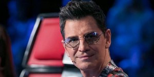 Σάκης Ρουβάς στο The Voice με εμπριμέ πουκάμισο