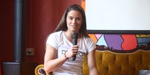 Η Μαρία Σάκκαρη μιλάει στο μικρόφωνο