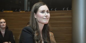 Σάνα Μαρίν με μαύρο σακάκι