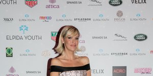 Σάσα Σταμάτη με nude ασημί φόρεμα