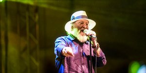 Ο Διονύσης Σαββόπουλος στο μικρόφωνο τραγουδάει