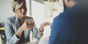 Συνέντευξη για δουλειά, γυναίκα και άνδρας συνομιλούν 