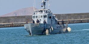 Ανδρες του Λιμενικού πάνω στο σκάφος