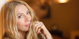 Η Σμαράγδα Καρύδη με μακριά μαλλιά