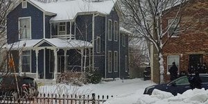 Αστυνομικοί έξω από σπίτι στη Μινεσότα