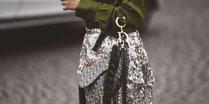 Γυναίκα με τσάντα και φούστα