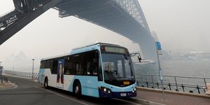 Λεωφορείο κάτω από την γέφυρα του Σίδνεϊ