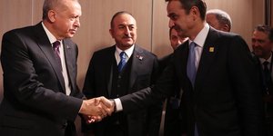 Η χειραψία Μητσοτάκη-Ερντογάν πριν την κρίσιμη συνάντηση 