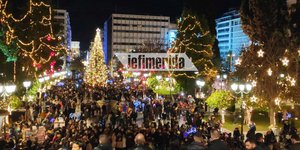 Κόσμος στην χριστουγεννιάτικη Αθήνα