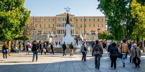 Κόσμος περπατά μπροστά από τη Βουλή στο Σύνταγμα