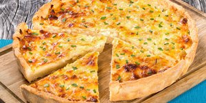 Αλμυρή τάρτα με βάση από τριμμένη πατάτα