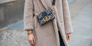 Γυναίκα με παλτό και τσάντα