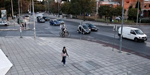 Αυτοκίνητα κυκλοφορούν στη Θεσσαλονίκη