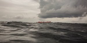 Μετανάστες στη θάλασσα σε κακοκαιρία