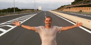 Ο Θανάσης Αλευράς με κοντομάνικο μπλουζάκι, σορτσάκι και αθλητικά