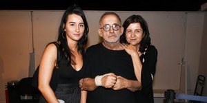 Ο Θάνος Μικρούτσικος με την σύζυγό του Μαρία Παπαγιάννη και την κόρη τους Αλεξάνδρα