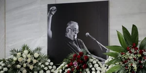 Πορτραίτο του Θάνου Μικρούτσικου και στεφάνια στη κηδεία του