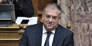 Ο υπ. Εσωτερικών Τάκης Θεοδωρικάκος χαμογελαστός στα υπουργικά έδρανα