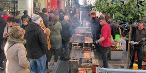 Εορταστικό κλίμα στους δρόμους της Θεσσαλονίκης παραμονή Πρωτοχρονιάς 