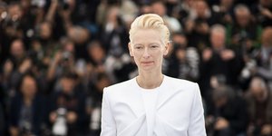 Η Τίλντα Σουίντον με λευκό σακάκι