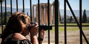 Τουρίστρια φωτογραφίζει