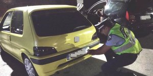 Τροχονόμος ελέγχει αυτοκίνητο