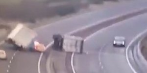 H στιγμή που το φορτηγό πέφτει πάνω σε περιπολικό σε αυτοκινητόδρομο στη Σκωτία