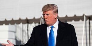 Ο Ντόναλντ Τραμπ κάνει δηλώσεις σε μικρόφωνα