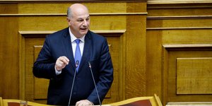 Ο Κώστας Τσιάρας στο βήμα της Ολομέλειας της Βουλής
