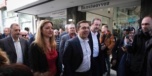 Ο Αλέξης Τσίπρας περπατά με κόσμο σε δρόμο της Αλεξανδρούπολης