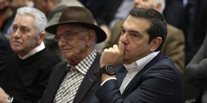 Ο Αλέξης Τσίπρας κοιτάζει προβληματισμένος