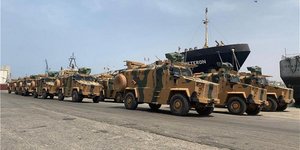 Τα τουρκικά τεθωρακισμένα οχήματα στο λιμάνι της Τρίπολης στη Λιβύη