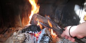 ξυλα αναμμένο τζακι