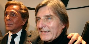 Ο Γάλλος σχεδιαστής Εμανουέλ Ουνγκαρό (δεξιά) με τον Ιταλό σχεδιαστή Βαλεντίνο