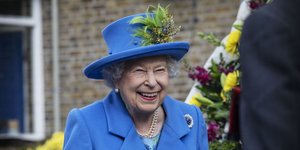 Η βασίλισσα Ελισάβετ με μπλε ταγέρ