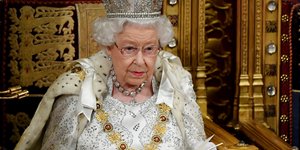 Η βασίλισσα Ελισάβετ στον θρόνο με το στέμμα της 