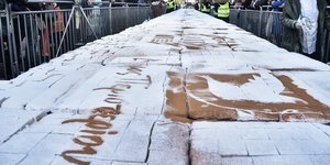 Βασιλόπιτα-γίγας 5 τόνων στο Περιστέρι