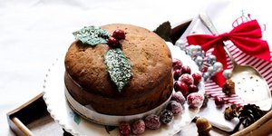 βασιλόπιτα σε πιάτο με χριστουγεννιάτικη διακόσμηση