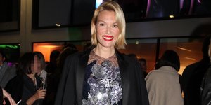 Η Βίκυ Καγιά με μαύρο σακάκι