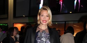 Η Βίκυ Καγιά με μαύρο παλτό και φόρεμα