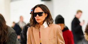 Η Βικτόρια Μπέκαμ με παλτό και γυαλιά ηλίου