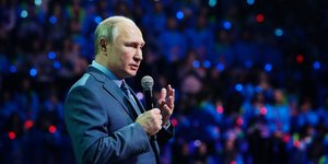 Ο Βλάντιμιρ Πούτιν δίνει ομιλία