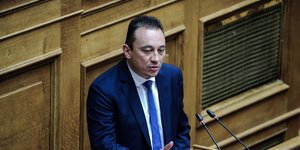 Ο Κώστας Βλάσης δίνει ομιλία στη Βουλή