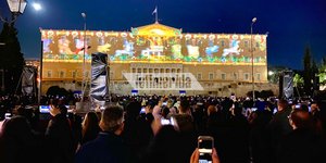 Χριστούγεννα 2019: Εκατοντάδες Αθηναίοι απόλαυσαν ξανά το 3d mapping στη Βουλή 