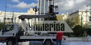 Συνεργεία του Δήμου Αθηναίων στολίζουν τα δέντρα έξω από τη Βουλή