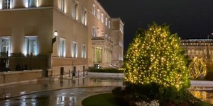 Το προαύλιο της Βουλής στολισμένο