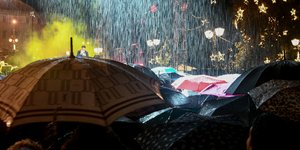 Καταρρακτώδης βροχή στην πλατεία Συντάγματος